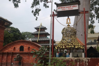 धनकुटाको निसान मन्दिरमा साना घण्टीहरू जोडेर बनाइएको ‘महाघण्टी’