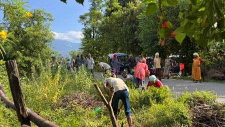 आफ्नो गाउँ सफा गर्न आफैँ जुटे युवा